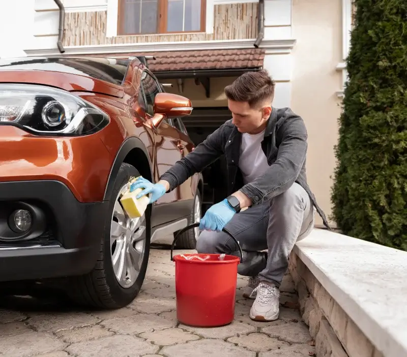 Lavage auto à domicile Jonquières-Saint-Vincent : professionnel intervenant sur un véhicule